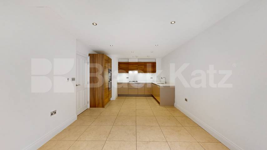 Fantastic 3 bed 2 bath within a private secure development mins to shops Huguenot Drive, Palmers Green